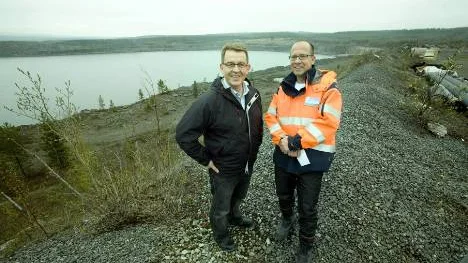 Per-Erik Lindvall och Peder Nensén vid vattenfyllda Leveäniemigruvan.
