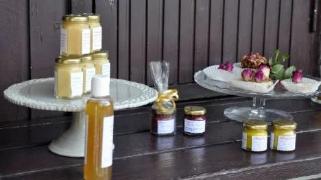 Hemma kokar Anette Strömbäck honungsmarmelad kryddad med bland annat citron, apelsin, pepparmynta och anis.