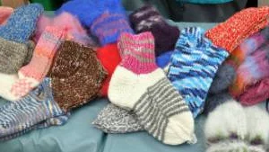 Hemstickade sockar saluförs på torgdagen i Gällivare.