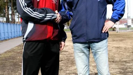 P-H Taawo och Svante Rosendahl skakar hand på det nya samarbetet.foto: pelle johansson