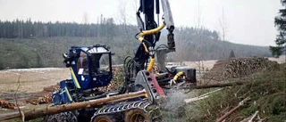 Maskinförare allvarligt skadad - flögs till Umeå
