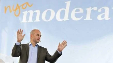 Fredrik Reinfeldt (M) har tagit på sig tomtedräkten. Han lovar både sänkta skatter och bättre välfärd.