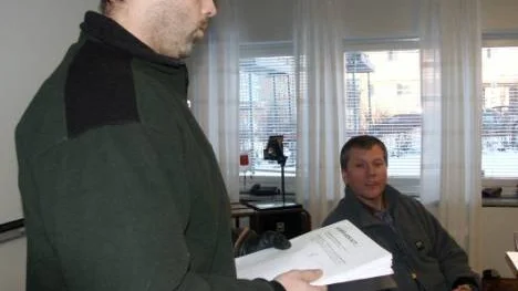 Så här såg det ut år 2004, när (S) satt i opposition och Tommy Larsson protesterade mot planerade skolnedläggningar.FOTO: Lotta Nilsson