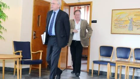 Försvarsadvokat Bo Lindqvist i förgrunden följs åt av Mikael Styrman som nu riskerar fem års fängelse och sju års näringsförbud.Foto: linda danhall