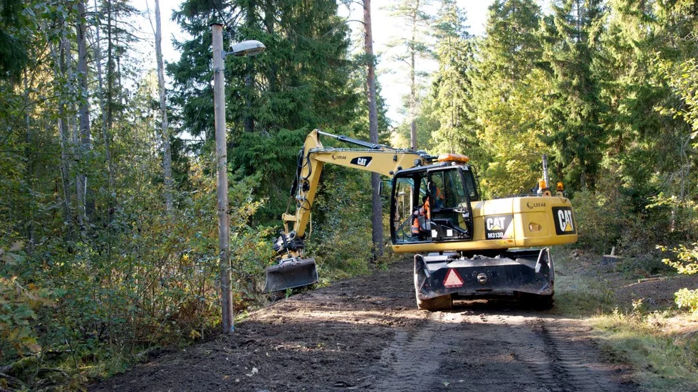 Förberedelser. Maskinisten Stefan Karlsson kör den hjulburna grävmaskinen som förbereder marken.