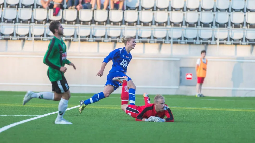 Anton Fast har precis lyft in 1–0 till Hjulsbro bakom målvakten Eddie Andersson.