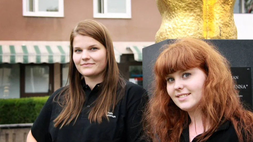 Elisabet Nilsson och Jacqueline Roshamn jobbar i turistinformationen i sommar. "Mycket tyskar, holländare och en del danskar kommer in till oss" säger Jacqueline Roshamn.