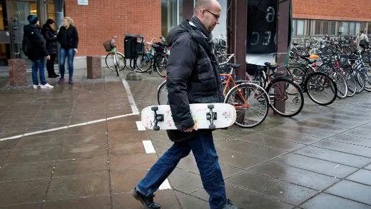 Gerhard Anderssons gick från skejt till psykologi. När det begav sig kunde han stå upp och ner på en hand i rampen. Numera får det bli enklare övningar.