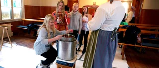 Folkungaelever jubilerar genom historiska jultraditioner
