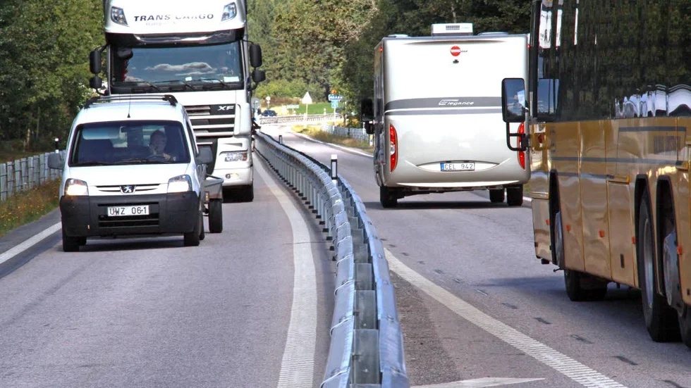 Separerad trafik. Delar av riksvägen mellan Kisa och Rimforsa är numera mötesfri.