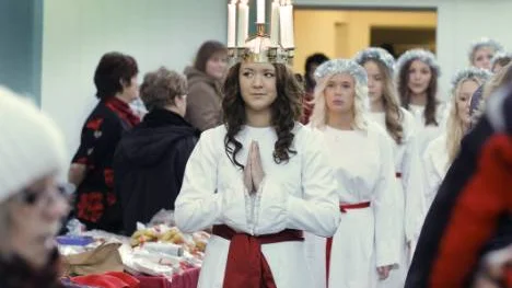 Norrbottens Lucia Alexandra Strömbäck drog med Luciatåget in bland marknadsstånden under lördagen och Hertsöns familjedag och julmarknad.
