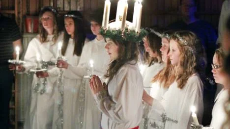 Lucian Ida Åhman med tärnor och stjärngossar bjöd på ett brett utbud av både de klassiska luciasångerna och modernare tongångar i Hemängsskolans gymnastiksal.