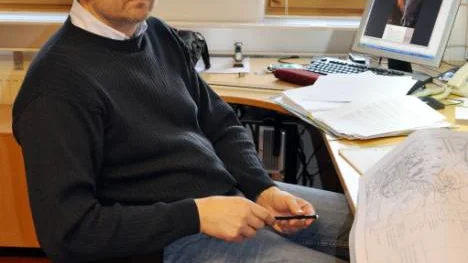 Stadsarkitekt Kenneth Söderlund granskar de nya ritningarna för Gällivare.<_Bildtext Fotobyline>FOTO: Marie Ridderström</_Bildtext Fotobyline>