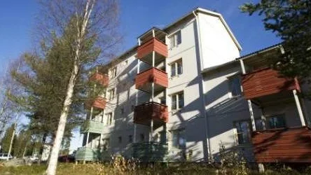 Den drogade mannen hoppade från ballkongen på tredje våningen. Han klarade sig med lindriga skador. Fastigheten ligger på bostadsområdet Porsön                            utanför Luleå.Foto: PÄR BÄCKSTRÖM
