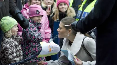 Ellen Godmo, 3, hade gjort ett halsband till kronprinsessan. Systern Tilde, 5, hade gjort en teckning.