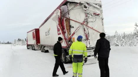 Långtradaren blev påkörd bakifrån av bussen när den var på väg att svänga in på en parkeringsficka.FOTO: Pär Bäckström