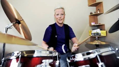 "Jag är en jäkel på trummor", säger Sofie Andersson. Hon har spelat sedan mellanstadiet i grundskolan. Nu spelar hon                   upp till dans i olika lokala band.FOTO: Bengt-Åke Persson
