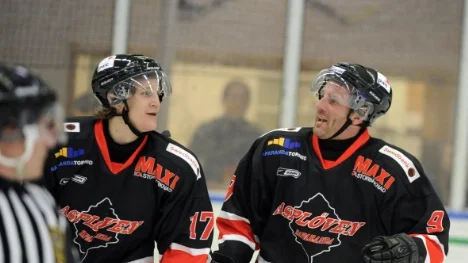 Värvningarna av Jonathan Hedström och Conny Strömberg har skapat rubriker.  De två bildade kedja med Eric Przepiorka och Asplöven besegrade seriefavoriten Björklöven med hela 6-2.