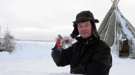 Tomas Westerberg ordförande i Juoksengis byaförening välkomnar alla nyårsfirare till Juoksengi.