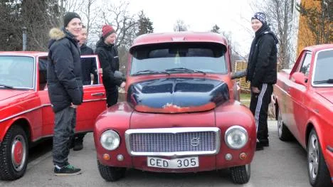 Efter en stunds prat blir körsuget stort och Epa-förarna kör några varv längst raggarrundan. Erik Sturk, Jakob Barsk, Emil Hupponen och Axel Björnfot gör sig redo för en tur.                                                   FOTO: Linda Danhall