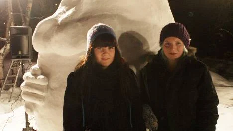 Johanna Hultstedt och Ida Fjällborg framför Mårran.