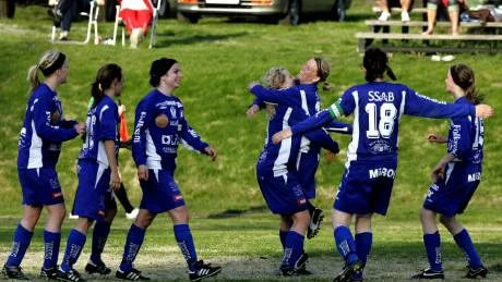 Snart kan det bli mer jubel för Alviks damer. Ett avtal med Sunnanå gör att laget kan låna in två allsvenska spelare till varje match. Något som klubben också tänker utnyttja. "Vi måste våga för att lyckas", säger klubbens ordförande Roland Lindberg.foto: pär bäckström