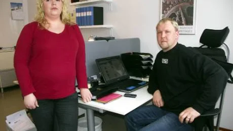 "Oss lurade de inte". Inga-Lill Edlund och Emil Fhärm, vid Malmfältens gruvservice i Gällivare, genomskådade snabbt den bluffaktura Papperslagret.se (med påstått säte i Halmstad) skickade ut. FOTO: MARIA ÖDALEN FOTO: Maria Ödalen
