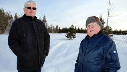 Bengt-Ove Öberg och Kurt Granström är mycket besvikna på skoterförare som väljer att köra på hyggena, trots att skoterleden går på andra sidan vägen. Det är dessutom inte tillåtet, enligt terrängkörningslagen.FOTO: Lotta Nilsson