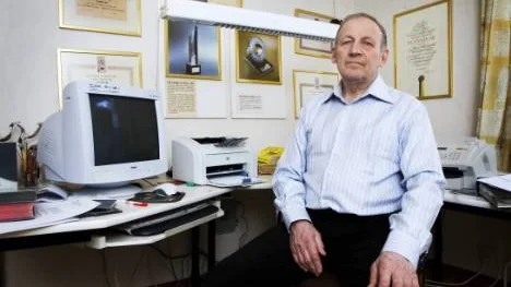 Ernst Kero i sitt arbetsrum och med alla utmärkelser från Plannja-åren uppsatta på väggen.FOTO: Pär Bäckström