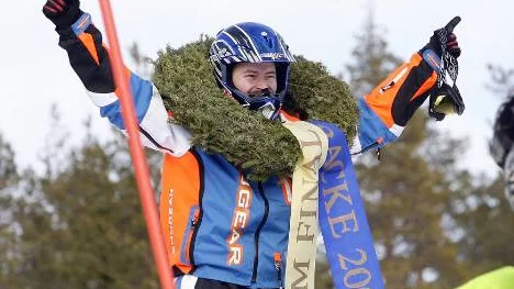 Lars "Tok-Lasse" Lundberg tog hem riksmästartiteln i Sport 600 samt ett SM-brons i snabbaste racingklassen. "Jag tycket att man ska ge publiken något lite extra", jublade Älvsbyföraren.