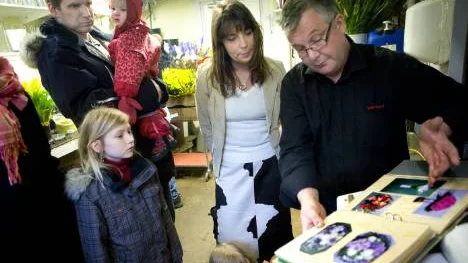 Först pratar floristmästare Bernt Jansson en stund med brudparet Jörgen Johansson och Lisbet Karlsson för att först bilda sig en uppfattning om vad som kan tänkas passa, sedan visar han ett förslag. Jörgen Johansson fastnar direkt för de stora kallorna. "De blir perfekt, ta dem" säger han till sin blivande hustru Lisbeth Karlsson. Engla, 1,5, år är nöjd så länge hon får vara nära pappa. Storasyster Mirjam, 9 år, tycker alla förberedelser är spännande.