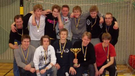 Bakre raden fr.v. Mikael Eliasson (coach), Per Jonsson, Magnus Westerberg, Ronnie Lundströmer, Daniel Eliasson, Emil Nordmark och Fredrik "Fegga" Johansson (coach). Främre raden fr.v. Mathias Eliasson, Christoffer Stenudd, Tommy Rautila, Jari Leskinen och Jens Olov Maaherra.