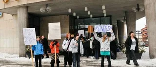 Politiker möttes av elevprotester