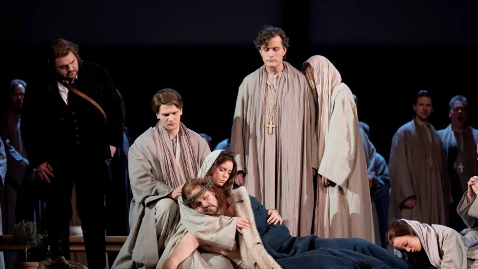 Michael Weinius som Parsifal, Pontus Karlin som lärling, Peter Mattei som Amfortas (liggande), Vivianne Holmberg, Jon Nilsson, Johanna Rudström och Hedda Stiernstedt som lärlingar.