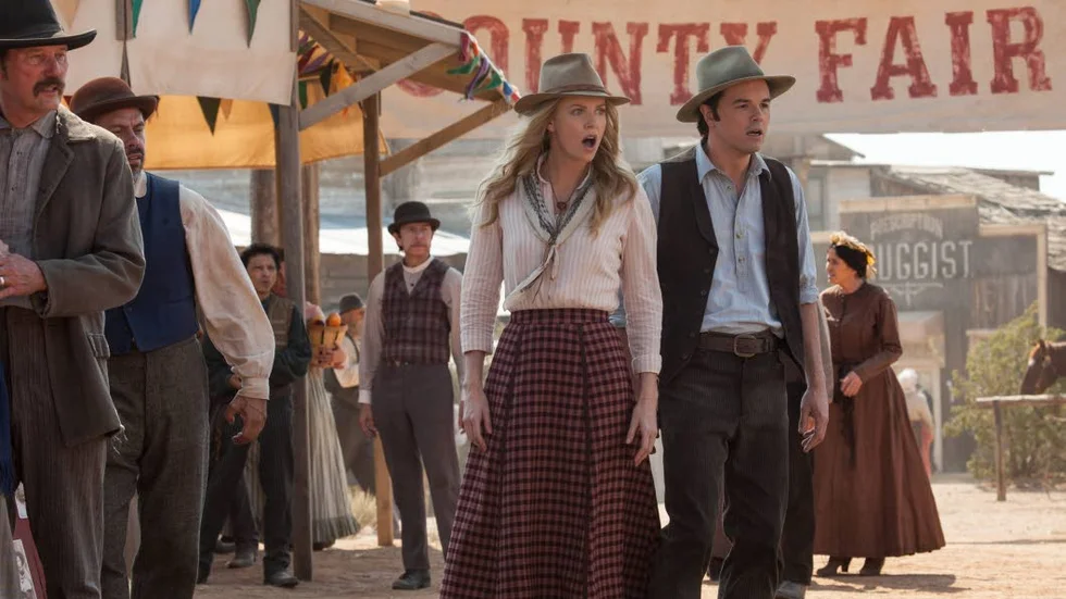 Betagen. Seth MacFarlane spelar en vanlig kille, som inte trivs så bra i vilda västern. Han möter Anna (Charlize Theron) när han blivit dumpad av sin tjej och plötsligt ser tillvaron lite ljusare ut.