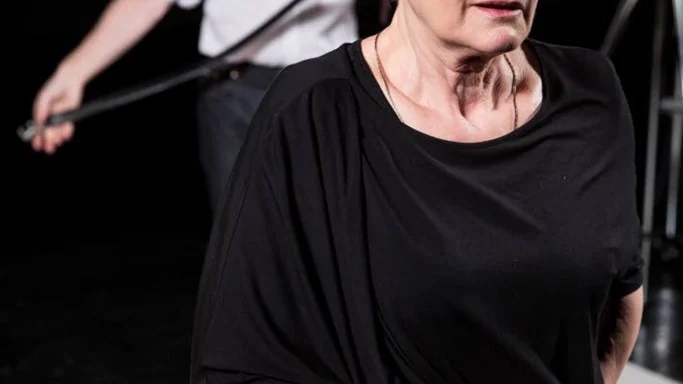 Kärlekstrubbel. Häftiga känslor strömmar under ytan i Harold Pinters drama. Maria Selbing och Per Burell i gör rollerna.
