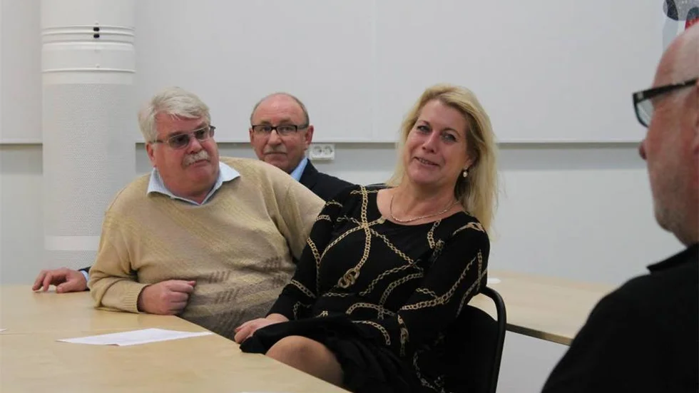 Infrastrukturminister Catharina Elmsäter-Svärd (M) lyssnade på Ingvar Ståhl från Pro Train tillsammans med Mjölbymoderaterna Lars Adolfsson och Per-Olof Lindelöf.