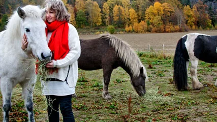 UPPGRÄNNA, GRÄNNA 20131017
Britt-Marie Gyllensvaan är markägare vid den eventuella gruvan i Uppgränna strax intill Vättern.
Bild Jeppe Gustafsson