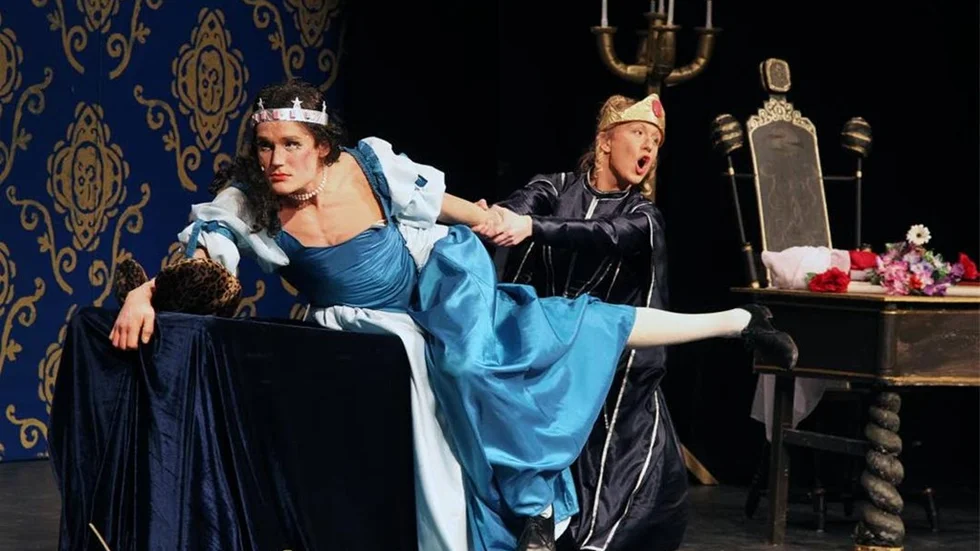Drottning Kristina (Loa Ottosson) ligger hellre och dagdrömmer om prinsar än styr riket. I stället får hennes mamma Maria Eleonora (Jenny Torberntsson) motvilligt regera.