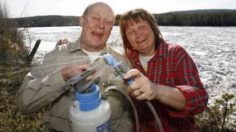 En campingdusch mitt i vintern, kan det vara nåt? Jodå, fråga bara Eva Hjelm som vill rosa Pelle Larson (bilden). Snart kan hon och maken ta ett dopp (eller en lax) i Kalixälven bakom parets hus i Östra Rödupp, men än så länge pågår islossningen.  FOTO: MARIA ENGSTRÖM-ANDERSSON