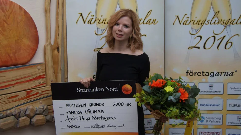 pris och bukett. Sandra Wälimaa blev årets unga företagaren.