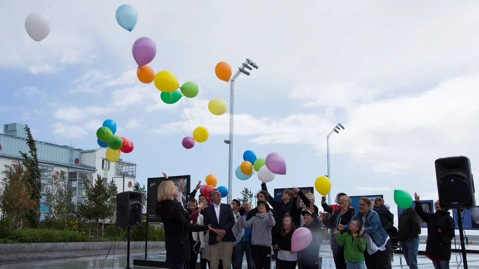 FÄRGSTARKT. Istället för att klippa band släpptes ballonger för vinden.