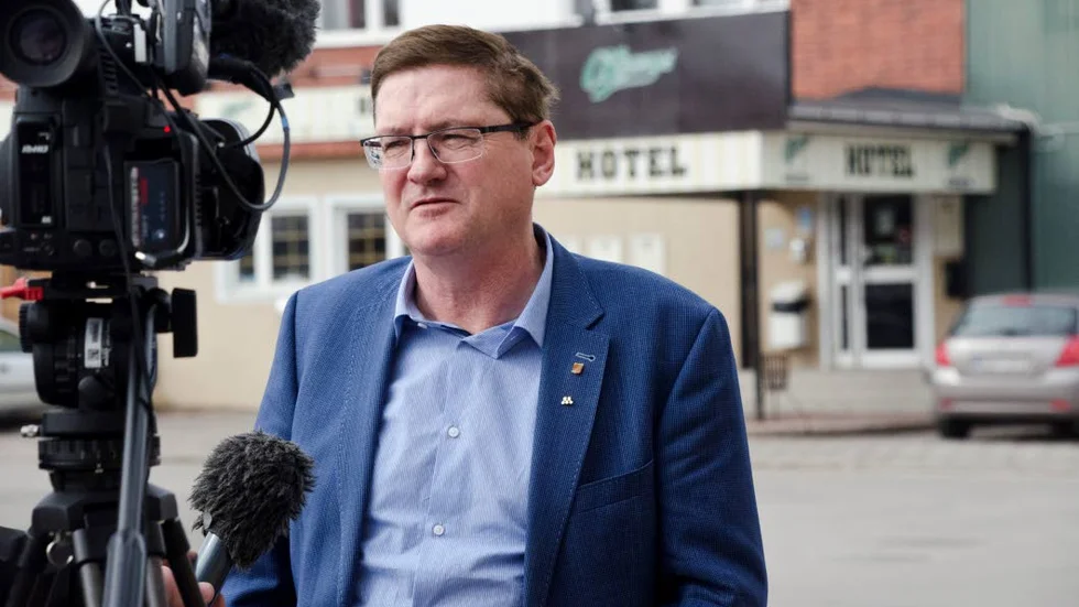 Bra lösning. Gällivare kommun köper sportbaren och hotellet O’Learys. Kommunalrådet Lars Alriksson (M) är övertygad om att köpet av O’Learys är en bra affär för             kommunen. ”Nu blir det boende för ensamkommande, och långsiktigt kan det bli studentbostäder eller ett första boende för unga som vill flytta hemifrån”, säger han.