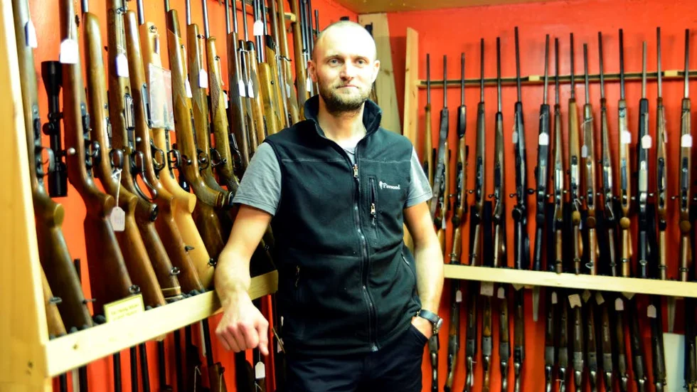 LÄGGER NED. Vapenhandlaren Joakim Prytz lägger ned när butiken köps upp av Fritid & Vildmark i Piteå.