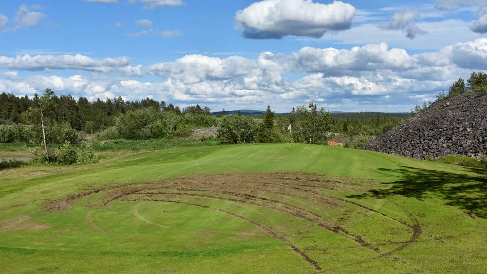 Sönderkörd. 5:ans greener på Kiruna Golfklubbs bana saboterades i helgen.