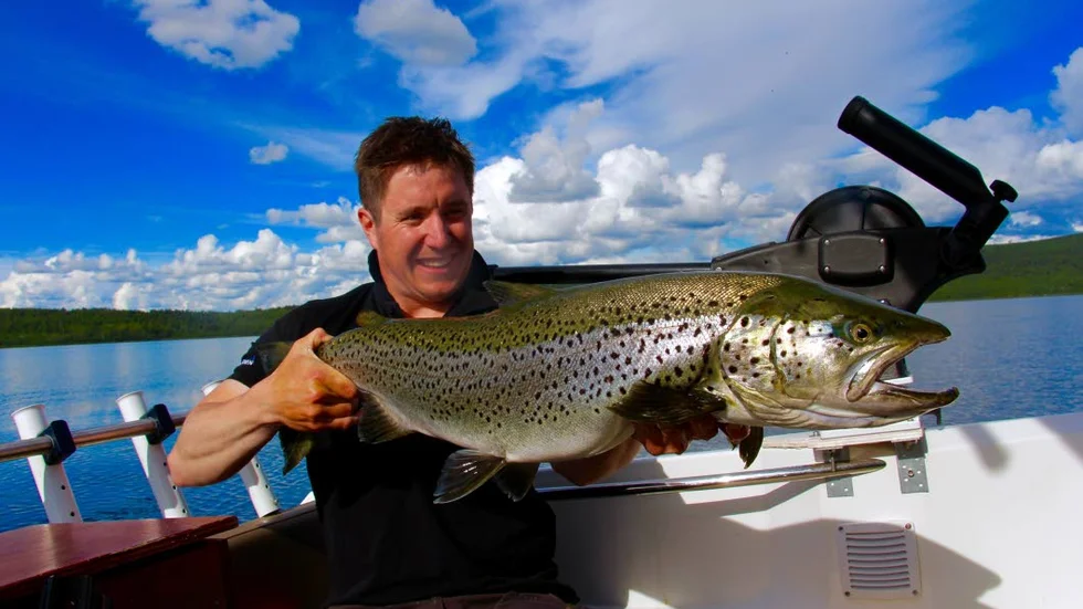 Mästerfiskaren. Ingemar Olsson i Laxforsen finns i topp varje år i Fiske DM. Nu går han in på andraplats i öringsklassen med den här bjässen, fångad och satt tillbaka i Torneälven.