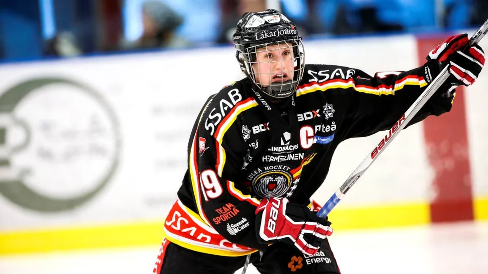 ÅRETS KVINNLIGA HOCKEYSPELARE. Det tycker Emma Eliasson att hon borde utnämnas till – i stället för "Årets hockeytjej".