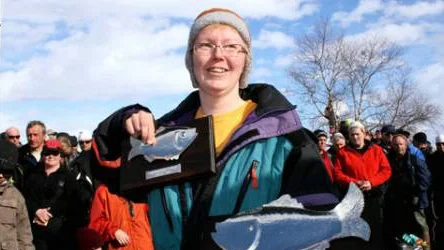 Solveig Oinas från Kiruna vann Lapplandsmästerskapet i pimpelfiske i Stenbacken, Torneträsk.