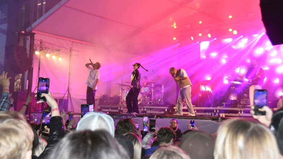 "Det är konstigt att PDOL marknadsför sig som en gratisfestival för alla, medans artisterna, de flesta som lockar unga lyssnare, uppträder i öltält där ungdomarna inte kommer in", skriver insändarskribenten.