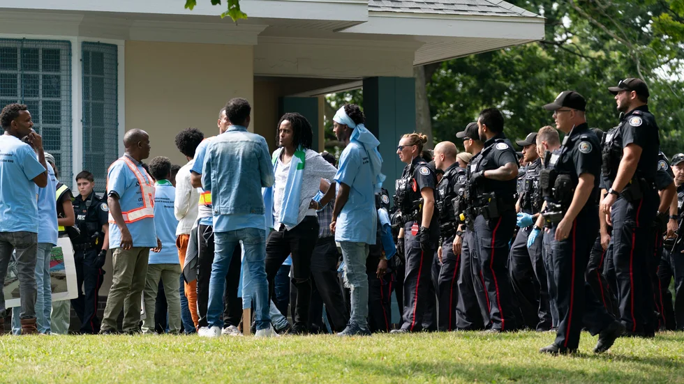 Torontopolisen på plats efter att bråk uppstått inför en Eritreafestival i Earlscourt Park i den kanadensiska staden.